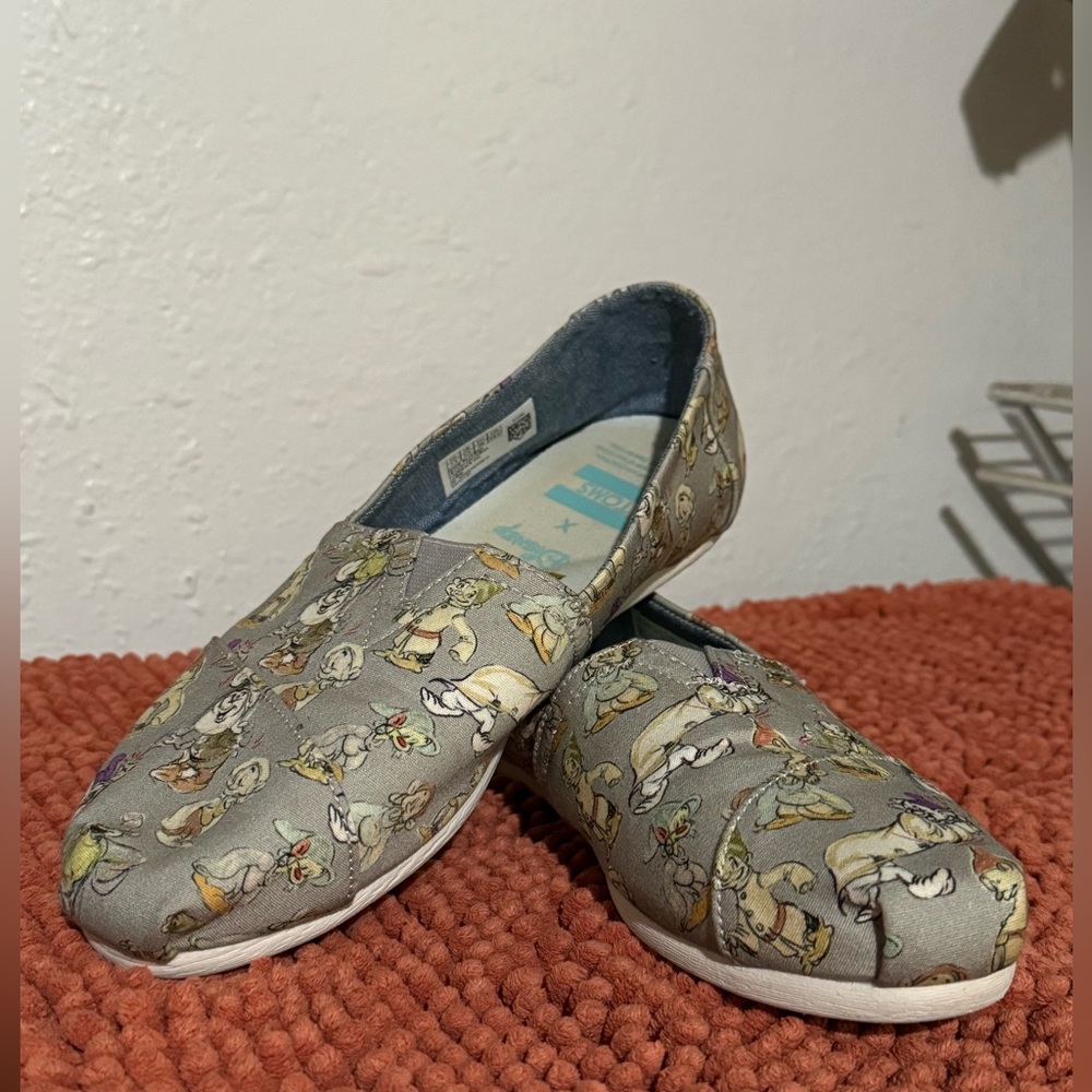 Disney x Toms Seven Dwarfs Canvas Shoes Slip On Women's Size 7.5.